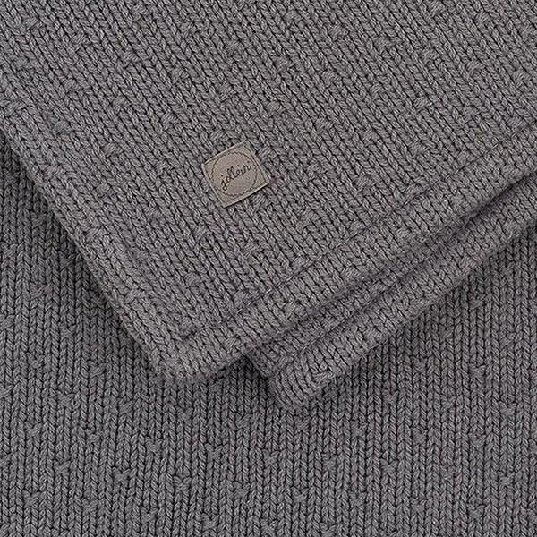 Dit mooie gebreide deken in de kleur Storm Grey komt uit de Bliss Knit collectie van Jollein. Deze gebreide deken is een fijne basic met een TOG waarde van 3.5. Deze deken is aan de ene kant grijs gebreid en aan de andere kant is een crèmekleurige teddy voering. Met deze deken weet jij zeker dat jouw kleintje heerlijk warm kan slapen.