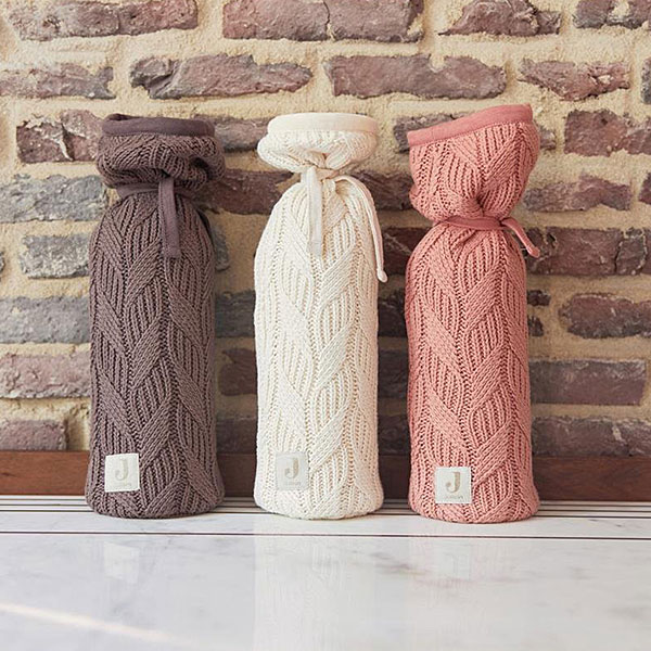 Een mooie kruikenzak met in de kleur gebroken wit komt uit de Spring Knit collectie van Jollein. De kruikenzak maak je eenvoudig open en dicht met de handige koordjes. De hoes is bedoeld voor de ronde, metalen kruik en gemaakt van 100% katoen. Hierdoor voelt hij dus zo lekker zacht aan. Een kruikenzak is een echte must have wanneer je voor je pasgeboren baby of kindje een kruik gebruikt.