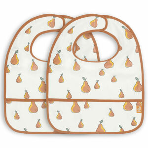 Laat jouw kleintje lekker kliederen en ontdekken aan tafel. Met deze slabben van Pear uit de collectie van Jollein bescherm je het leuke outfitje van jouw kleintje. De slabben zijn per 2 verpakt en hebben op de voorzijde een overall perenprint. De slabben zijn afgezet met een lichtbruine bies.