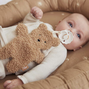 Het Teddy Bear Biscuit speendoekje komt uit de collectie van Jollein en is gemaakt van stof met 'krulletjes'. Maak dit  speendoekje vast aan de speen van je baby en de speen is vindbaar! Hiermee is zoeken naar een speen in de box, het bed of de kinderwagen verleden tijd. Geen nachtelijke escapades meer met lichten aan, jij en je baby klaarwakker en het zoeken naar dat kleine speentje.