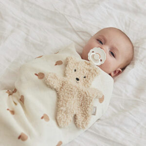 Het Teddy Bear Naturel speendoekje komt uit de collectie van Jollein en is gemaakt van stof met 'krulletjes'. Maak dit  speendoekje vast aan de speen van je baby en de speen is vindbaar! Hiermee is zoeken naar een speen in de box, het bed of de kinderwagen verleden tijd. Geen nachtelijke escapades meer met lichten aan, jij en je baby klaarwakker en het zoeken naar dat kleine speentje.