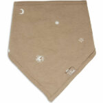 Handige en leuke bandana slabben Stargaze Biscuit van Jollein gemaakt van zachte hydrofiel stof. Deze bandana slabben zijn effen bruin van kleur met een print van sterren en maantjes. De slabben zijn voorzien van 2 drukknoopjes zodat ze verstelbaar zijn in maat. Een bandana slab beschermt de kleertjes van je kindje tegen kwijlen gedurende de dag.