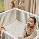 Handige en leuke bandana slabben Stargaze Biscuit van Jollein gemaakt van zachte hydrofiel stof. Deze bandana slabben zijn effen bruin van kleur met een print van sterren en maantjes. De slabben zijn voorzien van 2 drukknoopjes zodat ze verstelbaar zijn in maat. Een bandana slab beschermt de kleertjes van je kindje tegen kwijlen gedurende de dag.