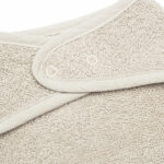 Deze handige badstof bandana Nougat komt uit de Basics collectie van Jollein. Helpt tegen natte vlekken in kleding door kwijlen of tegen vlekken in het outfitje van jouw kleintje. De bandana is gemaakt van comfortabel zachte badstof en door de drukknoopjes aan de achterzijde kun je gemakkelijk het formaat aanpassen. Een bandana slab beschermt de kleertjes van je kindje tegen kwijlen gedurende de dag.