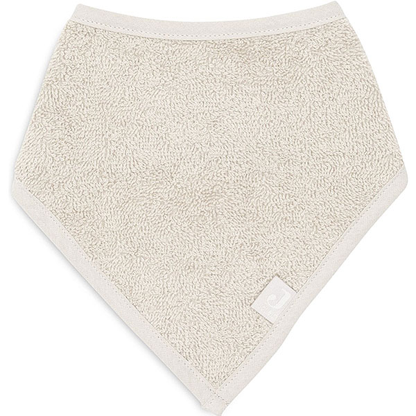 Deze handige badstof bandana Nougat komt uit de Basics collectie van Jollein. Helpt tegen natte vlekken in kleding door kwijlen of tegen vlekken in het outfitje van jouw kleintje. De bandana is gemaakt van comfortabel zachte badstof en door de drukknoopjes aan de achterzijde kun je gemakkelijk het formaat aanpassen. Een bandana slab beschermt de kleertjes van je kindje tegen kwijlen gedurende de dag.