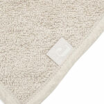 Deze handige badstof bandana Nougat komt uit de Basics collectie van Jollein. Helpt tegen natte vlekken in kleding door kwijlen of tegen vlekken in het outfitje van jouw kleintje. De bandana is gemaakt van comfortabel zachte badstof en door de drukknoopjes aan de achterzijde kun je gemakkelijk het formaat aanpassen. Een bandana slab beschermt de kleertjes van je kindje tegen kwijlen gedurende de dag.