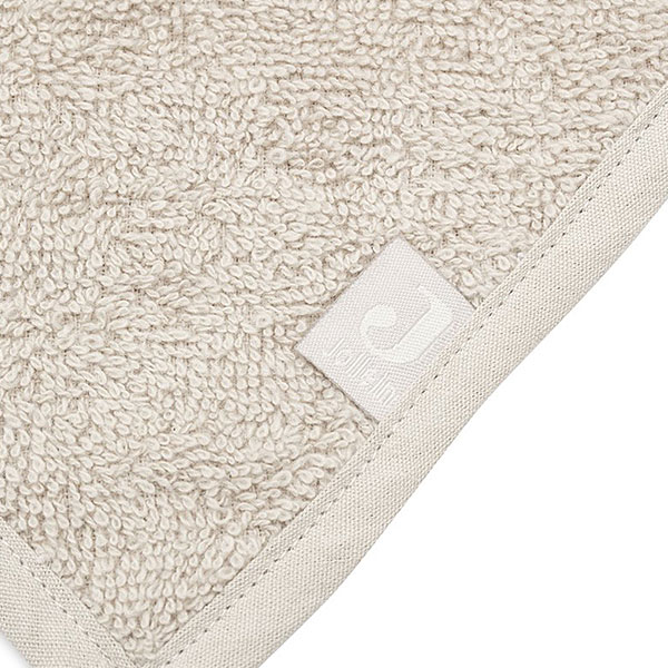Deze handige badstof bandana Nougat komt uit de Basics collectie van Jollein. Helpt tegen natte vlekken in kleding door kwijlen of tegen vlekken in het outfitje van jouw kleintje. De bandana is gemaakt van comfortabel zachte badstof en door de drukknoopjes aan de achterzijde kun je gemakkelijk het formaat aanpassen. Een bandana slab beschermt de kleertjes van je kindje tegen kwijlen gedurende de dag.
