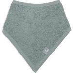 Deze handige badstof bandana Sea Green komt uit de Basic collectie van Jollein. Helpt tegen natte vlekken in kleding door kwijlen of tegen vlekken in het outfitje van jouw kleintje. De bandana is gemaakt van comfortabel zachte badstof en door de drukknoopjes aan de achterzijde kun je gemakkelijk het formaat aanpassen. Een bandana slab beschermt de kleertjes van je kindje tegen kwijlen gedurende de dag.