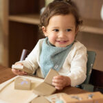 Deze handige badstof bandana Sea Green komt uit de Basic collectie van Jollein. Helpt tegen natte vlekken in kleding door kwijlen of tegen vlekken in het outfitje van jouw kleintje. De bandana is gemaakt van comfortabel zachte badstof en door de drukknoopjes aan de achterzijde kun je gemakkelijk het formaat aanpassen. Een bandana slab beschermt de kleertjes van je kindje tegen kwijlen gedurende de dag.