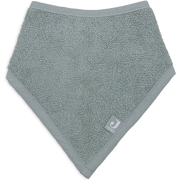 Deze handige badstof bandana Sea Green komt uit de Basic collectie van Jollein. Helpt tegen natte vlekken in kleding door kwijlen of tegen vlekken in het outfitje van jouw kleintje. De bandana is gemaakt van comfortabel zachte badstof en door de drukknoopjes aan de achterzijde kun je gemakkelijk het formaat aanpassen. Een bandana slab beschermt de kleertjes van je kindje tegen kwijlen gedurende de dag.