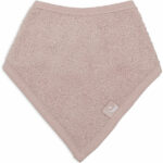Deze handige badstof bandana Wild Rose komt uit de Basic collectie van Jollein. Helpt tegen natte vlekken in kleding door kwijlen of tegen vlekken in het outfitje van jouw kleintje. De bandana is gemaakt van comfortabel zachte badstof en door de drukknoopjes aan de achterzijde kun je gemakkelijk het formaat aanpassen. Een bandana slab beschermt de kleertjes van je kindje tegen kwijlen gedurende de dag.