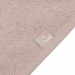 Deze handige badstof bandana Wild Rose komt uit de Basic collectie van Jollein. Helpt tegen natte vlekken in kleding door kwijlen of tegen vlekken in het outfitje van jouw kleintje. De bandana is gemaakt van comfortabel zachte badstof en door de drukknoopjes aan de achterzijde kun je gemakkelijk het formaat aanpassen. Een bandana slab beschermt de kleertjes van je kindje tegen kwijlen gedurende de dag.