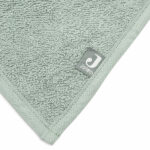 Deze handige badstof bandana Ash Green komt uit de Basics collectie van Jollein. Helpt tegen natte vlekken in kleding door kwijlen of tegen vlekken in het outfitje van jouw kleintje. De bandana is gemaakt van comfortabel zachte badstof en door de drukknoopjes aan de achterzijde kun je gemakkelijk het formaat aanpassen. Een bandana slab beschermt de kleertjes van je kindje tegen kwijlen gedurende de dag.