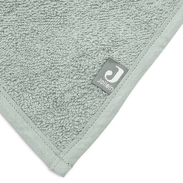 Deze handige badstof bandana Ash Green komt uit de Basics collectie van Jollein. Helpt tegen natte vlekken in kleding door kwijlen of tegen vlekken in het outfitje van jouw kleintje. De bandana is gemaakt van comfortabel zachte badstof en door de drukknoopjes aan de achterzijde kun je gemakkelijk het formaat aanpassen. Een bandana slab beschermt de kleertjes van je kindje tegen kwijlen gedurende de dag.