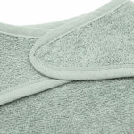 Deze handige badstof bandana Ash Green komt uit de Basics collectie van Jollein. Helpt tegen natte vlekken in kleding door kwijlen of tegen vlekken in het outfitje van jouw kleintje. De bandana is gemaakt van comfortabel zachte badstof en door de drukknoopjes aan de achterzijde kun je gemakkelijk het formaat aanpassen. Een bandana slab beschermt de kleertjes van je kindje tegen kwijlen gedurende de dag.