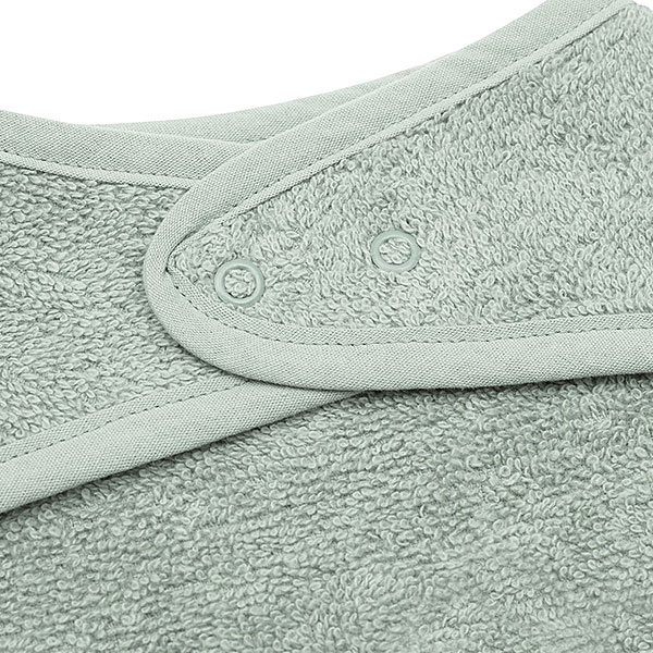 Deze handige badstof bandana Ash Green komt uit de Basics collectie van Jollein. Helpt tegen natte vlekken in kleding door kwijlen of tegen vlekken in het outfitje van jouw kleintje. De bandana is gemaakt van comfortabel zachte badstof en door de drukknoopjes aan de achterzijde kun je gemakkelijk het formaat aanpassen. Een bandana slab beschermt de kleertjes van je kindje tegen kwijlen gedurende de dag.