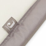 Dit mooie boxdek in de kleur grijs komt uit de collectie van Jollein. Deze boxdek is fijn om te gebruiken in de box zodat jouw kleintje nóg comfortabeler kan spelen. Ook kun je het boxdek perfect gebruiken in combinatie met het bijpassende boxkleed in dezelfde print. Een boxdek heeft als voordeel dat hij makkelijk kan worden afgenomen met een vochtige doek als er een ongelukje gebeurd is. Naast het gebruik in de box is het boxdek ook ideaal voor gebruik als speelkleed op de vloer of in de tuin.