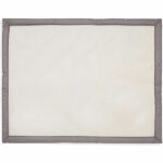 Dit mooie boxdek in de kleur grijs komt uit de collectie van Jollein. Deze boxdek is fijn om te gebruiken in de box zodat jouw kleintje nóg comfortabeler kan spelen. Ook kun je het boxdek perfect gebruiken in combinatie met het bijpassende boxkleed in dezelfde print. Een boxdek heeft als voordeel dat hij makkelijk kan worden afgenomen met een vochtige doek als er een ongelukje gebeurd is. Naast het gebruik in de box is het boxdek ook ideaal voor gebruik als speelkleed op de vloer of in de tuin.