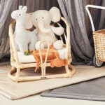 Dit mooie boxdek in de kleur grijs komt uit de collectie van Jollein. Deze boxdek is fijn om te gebruiken in de box zodat jouw kleintje nóg comfortabeler kan spelen. Ook kun je het boxdek perfect gebruiken in combinatie met het bijpassende boxkleed in dezelfde print. Een boxdek heeft als voordeel dat hij makkelijk kan worden afgenomen met een vochtige doek als er een ongelukje gebeurd is. Naast het gebruik in de box is het boxdek ook ideaal voor gebruik als speelkleed op de vloer of in de tuin.