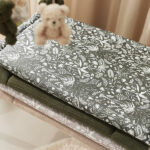 Dit mooie boxdek in de kleur groen komt uit de collectie van Jollein Botanical. Het heeft een mooie print van bladeren en takken op een groen ondergrond. Deze boxdek is fijn om te gebruiken in de box zodat jouw kleintje nóg comfortabeler kan spelen. Je baby heeft door de stugge bovenlaag grip en glijdt niet weg doordat het kleed een stevige schuimvulling heeft. Bovendien is dit speelkleed lekker praktisch. Is het vies geworden door een koekje, sap of wat kwijl? Geen nood! Je neemt het af met een vochtige doek en het is weer schoon.