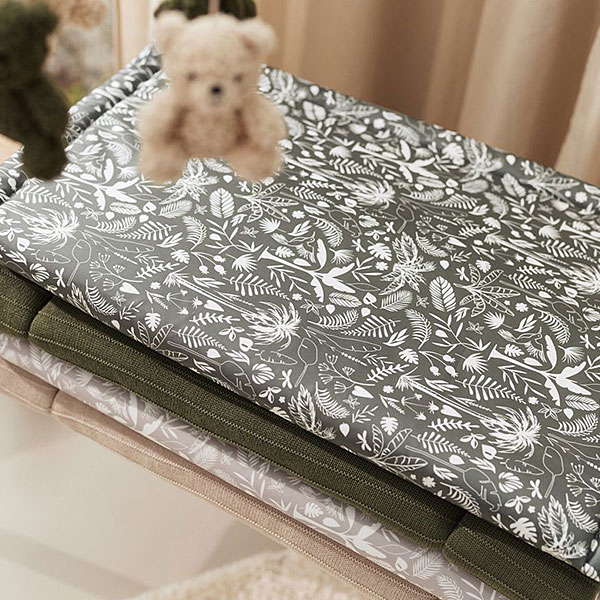 Dit mooie boxdek in de kleur groen komt uit de collectie van Jollein Botanical. Het heeft een mooie print van bladeren en takken op een groen ondergrond. Deze boxdek is fijn om te gebruiken in de box zodat jouw kleintje nóg comfortabeler kan spelen. Je baby heeft door de stugge bovenlaag grip en glijdt niet weg doordat het kleed een stevige schuimvulling heeft. Bovendien is dit speelkleed lekker praktisch. Is het vies geworden door een koekje, sap of wat kwijl? Geen nood! Je neemt het af met een vochtige doek en het is weer schoon.