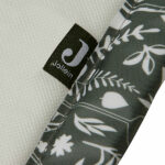 Dit mooie boxdek in de kleur groen komt uit de collectie van Jollein Botanical. Het heeft een mooie print van bladeren en takken op een groen ondergrond. Deze boxdek is fijn om te gebruiken in de box zodat jouw kleintje nóg comfortabeler kan spelen. Je baby heeft door de stugge bovenlaag grip en glijdt niet weg doordat het kleed een stevige schuimvulling heeft. Bovendien is dit speelkleed lekker praktisch. Is het vies geworden door een koekje, sap of wat kwijl? Geen nood! Je neemt het af met een vochtige doek en het is weer schoon.