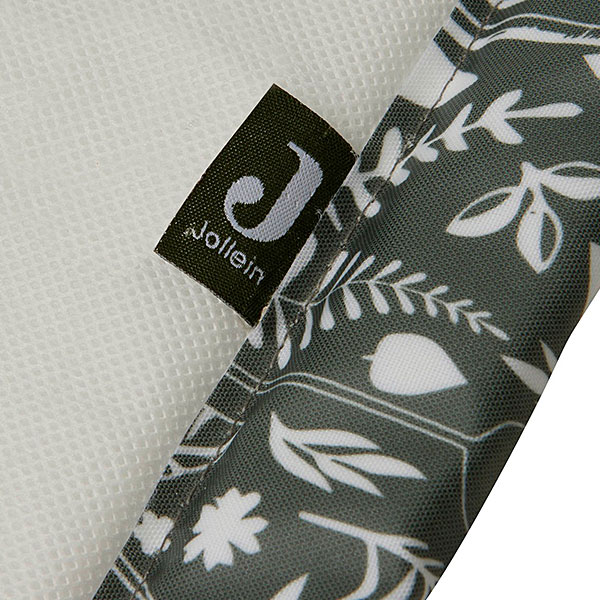 Dit mooie boxdek in de kleur groen komt uit de collectie van Jollein Botanical. Het heeft een mooie print van bladeren en takken op een groen ondergrond. Deze boxdek is fijn om te gebruiken in de box zodat jouw kleintje nóg comfortabeler kan spelen. Je baby heeft door de stugge bovenlaag grip en glijdt niet weg doordat het kleed een stevige schuimvulling heeft. Bovendien is dit speelkleed lekker praktisch. Is het vies geworden door een koekje, sap of wat kwijl? Geen nood! Je neemt het af met een vochtige doek en het is weer schoon.