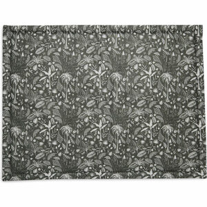 Dit mooie boxdek in de kleur groen komt uit de collectie van Jollein Botanical. Het heeft een mooie print van bladeren en takken op een groen ondergrond. Deze boxdek is fijn om te gebruiken in de box zodat jouw kleintje nóg comfortabeler kan spelen. Je baby heeft door de stugge bovenlaag grip en glijdt niet weg doordat het kleed een stevige schuimvulling heeft. Bovendien is dit speelkleed lekker praktisch. Is het vies geworden door een koekje, sap of wat kwijl? Geen nood! Je neemt het af met een vochtige doek en het is weer schoon.
