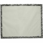 Dit mooie boxdek in de kleur groen komt uit de collectie van Jollein Botanical. Het heeft een mooie print van bladeren en takken op een groen ondergrond. Deze boxdek is fijn om te gebruiken in de box zodat jouw kleintje nóg comfortabeler kan spelen. Je baby heeft door de stugge bovenlaag grip en glijdt niet weg doordat het kleed een stevige schuimvulling heeft. Bovendien is dit speelkleed lekker praktisch. Is het vies geworden door een koekje, sap of wat kwijl? Geen nood! Je neemt het af met een vochtige doek en het is weer schoon.