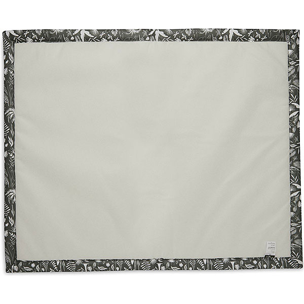 Dit mooie boxdek in de kleur groen komt uit de collectie van Jollein Botanical. Het heeft een mooie print van bladeren en takken op een groen ondergrond. Deze boxdek is fijn om te gebruiken in de box zodat jouw kleintje nóg comfortabeler kan spelen. Je baby heeft door de stugge bovenlaag grip en glijdt niet weg doordat het kleed een stevige schuimvulling heeft. Bovendien is dit speelkleed lekker praktisch. Is het vies geworden door een koekje, sap of wat kwijl? Geen nood! Je neemt het af met een vochtige doek en het is weer schoon.