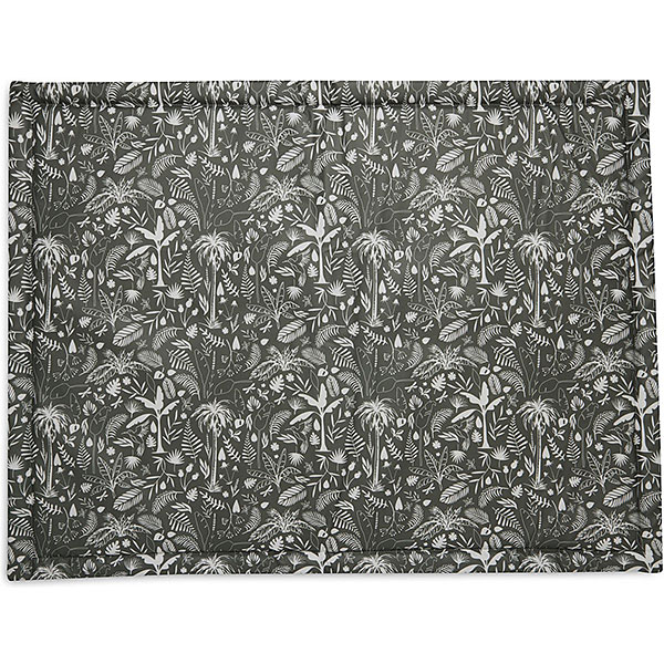 Dit mooie boxdek in de kleur groen komt uit de collectie van Jollein Botanical. Het heeft een mooie print van bladeren en takken op een groen ondergrond. Deze boxdek is fijn om te gebruiken in de box zodat jouw kleintje nóg comfortabeler kan spelen. Je baby heeft door de stugge bovenlaag grip en glijdt niet weg doordat het kleed een stevige schuimvulling heeft. Bovendien is dit speelkleed lekker praktisch. Is het vies geworden door een koekje, sap of wat kwijl? Geen nood! Je neemt het af met een vochtige doek en het is weer schoon.