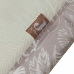 Dit mooie boxdek in de kleur beige komt uit de collectie van Jollein Botanical. Het heeft een mooie print van bladeren en takken op een beige ondergrond. Deze boxdek is fijn om te gebruiken in de box zodat jouw kleintje nóg comfortabeler kan spelen. Je baby heeft door de stugge bovenlaag grip en glijdt niet weg doordat het kleed een stevige schuimvulling heeft. Bovendien is dit speelkleed lekker praktisch. Is het vies geworden door een koekje, sap of wat kwijl? Geen nood! Je neemt het af met een vochtige doek en het is weer schoon.