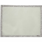 Dit mooie boxdek in de kleur beige komt uit de collectie van Jollein Botanical. Het heeft een mooie print van bladeren en takken op een beige ondergrond. Deze boxdek is fijn om te gebruiken in de box zodat jouw kleintje nóg comfortabeler kan spelen. Je baby heeft door de stugge bovenlaag grip en glijdt niet weg doordat het kleed een stevige schuimvulling heeft. Bovendien is dit speelkleed lekker praktisch. Is het vies geworden door een koekje, sap of wat kwijl? Geen nood! Je neemt het af met een vochtige doek en het is weer schoon.