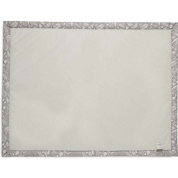 Dit mooie boxdek in de kleur beige komt uit de collectie van Jollein Botanical. Het heeft een mooie print van bladeren en takken op een beige ondergrond. Deze boxdek is fijn om te gebruiken in de box zodat jouw kleintje nóg comfortabeler kan spelen. Je baby heeft door de stugge bovenlaag grip en glijdt niet weg doordat het kleed een stevige schuimvulling heeft. Bovendien is dit speelkleed lekker praktisch. Is het vies geworden door een koekje, sap of wat kwijl? Geen nood! Je neemt het af met een vochtige doek en het is weer schoon.
