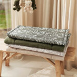 Dit mooie boxdek in de kleur beige komt uit de collectie van Jollein Botanical. Het heeft een mooie print van bladeren en takken op een beige ondergrond. Deze boxdek is fijn om te gebruiken in de box zodat jouw kleintje nóg comfortabeler kan spelen. Je baby heeft door de stugge bovenlaag grip en glijdt niet weg doordat het kleed een stevige schuimvulling heeft. Bovendien is dit speelkleed lekker praktisch. Is het vies geworden door een koekje, sap of wat kwijl? Geen nood! Je neemt het af met een vochtige doek en het is weer schoon.