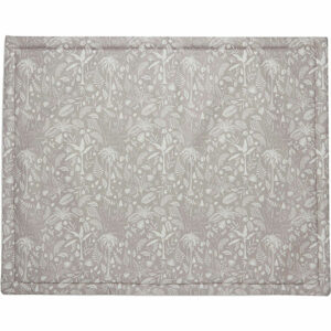 Dit mooie boxdek in de kleur beige komt uit de collectie van Jollein Botanical. Het heeft een mooie print van bladeren en takken op een beige ondergrond. Deze boxdek is fijn om te gebruiken in de box zodat jouw kleintje nóg comfortabeler kan spelen. Je baby heeft door de stugge bovenlaag grip en glijdt niet weg doordat het kleed een stevige schuimvulling heeft. Bovendien is dit speelkleed lekker praktisch. Is het vies geworden door een koekje, sap of wat kwijl? Geen nood! Je neemt het af met een vochtige doek en het is weer schoon.