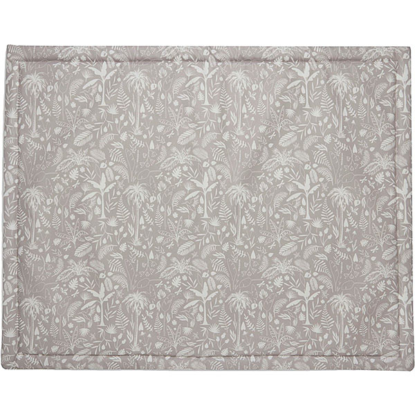 Dit mooie boxdek in de kleur beige komt uit de collectie van Jollein Botanical. Het heeft een mooie print van bladeren en takken op een beige ondergrond. Deze boxdek is fijn om te gebruiken in de box zodat jouw kleintje nóg comfortabeler kan spelen. Je baby heeft door de stugge bovenlaag grip en glijdt niet weg doordat het kleed een stevige schuimvulling heeft. Bovendien is dit speelkleed lekker praktisch. Is het vies geworden door een koekje, sap of wat kwijl? Geen nood! Je neemt het af met een vochtige doek en het is weer schoon.
