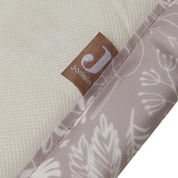 Dit mooie boxdek in de kleur beige komt uit de collectie van Jollein Botanical. Het heeft een mooie print van bladeren en takken op een beige ondergrond. Deze boxdek is fijn om te gebruiken in de box zodat jouw kleintje nóg comfortabeler kan spelen. Je baby heeft door de stugge bovenlaag grip en glijdt niet weg doordat het kleed een stevige schuimvulling heeft. Bovendien is dit speelkleed lekker praktisch. Is het vies geworden door een koekje, sap of wat kwijl? Geen nood! Je neemt het af met een vochtige doek en het is weer schoon.