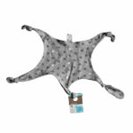 Deze katoenen knuffeldoekjes zijn heerlijk zacht en knuffelig. Het knuffeldoekje komt uit de collectie Morris van Briljant Baby. Het heeft een grijze ondergrond met een sterrenprint in de kleur donkergrijs & wit. Door de knoopjes in de hoeken is het doekje makkelijk vast te houden. Speciaal gemaakt voor de kleine babyhandjes.