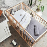 Een mooie kruikenzak met gebreid motief in de kleur grijs wit komt uit de Bliss Knit Storm Grey collectie van Jollein. De kruikenzak maak je eenvoudig open en dicht met de handige koordjes. De hoes is bedoeld voor de ronde, metalen kruik en gemaakt van 100% katoen. Hierdoor voelt hij dus zo lekker zacht aan. Een kruikenzak is een echte must have wanneer je voor je pasgeboren baby of kindje een kruik gebruikt.