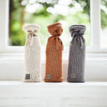 Een mooie kruikenzak met gebreid motief in de kleur grijs wit komt uit de Bliss Knit Storm Grey collectie van Jollein. De kruikenzak maak je eenvoudig open en dicht met de handige koordjes. De hoes is bedoeld voor de ronde, metalen kruik en gemaakt van 100% katoen. Hierdoor voelt hij dus zo lekker zacht aan. Een kruikenzak is een echte must have wanneer je voor je pasgeboren baby of kindje een kruik gebruikt.