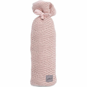 Een mooie kruikenzak met gebreid motief in de kleur roze komt uit de River Knit Pale Pink collectie van Jollein. De kruikenzak maak je eenvoudig open en dicht met de handige koordjes. De hoes is bedoeld voor de ronde, metalen kruik en gemaakt van 100% katoen. Hierdoor voelt hij dus zo lekker zacht aan. Een kruikenzak is een echte must have wanneer je voor je pasgeboren baby of kindje een kruik gebruikt.