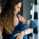 De Lulujo Hello World Swaddle & Hat Blue set zorgt ervoor dat je pasgeborene er niet alleen warmpjes bij ligt maar ook nog eens camera ready is! Deze Lulujo set bestaat uit een swaddle & een knoopmutjes. Beide zijn effen blauw van kleur. De swaddle heeft het formaat van 120 x 120 cm en is gemaakt van een hoge kwaliteit katoen& viscose bamboo. Het knoopmutsje is geschikt voor de leeftijd van 0 - 3 maanden.