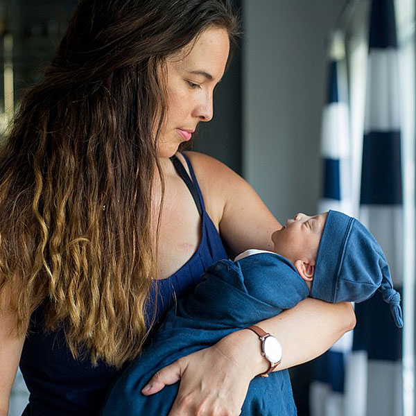 De Lulujo Hello World Swaddle & Hat Blue set zorgt ervoor dat je pasgeborene er niet alleen warmpjes bij ligt maar ook nog eens camera ready is! Deze Lulujo set bestaat uit een swaddle & een knoopmutjes. Beide zijn effen blauw van kleur. De swaddle heeft het formaat van 120 x 120 cm en is gemaakt van een hoge kwaliteit katoen& viscose bamboo. Het knoopmutsje is geschikt voor de leeftijd van 0 - 3 maanden.
