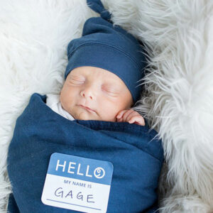 De Lulujo Hello World Swaddle & Hat Blue set zorgt ervoor dat je pasgeborene er niet alleen warmpjes bij ligt maar ook nog eens camera ready is! Deze Lulujo set bestaat uit een swaddle & een knoopmutjes. Beide zijn effen blauw van kleur. De swaddle heeft het formaat van 120 x 120 cm en is gemaakt van een hoge kwaliteit katoen& viscose bamboo. Het knoopmutsje is geschikt voor de leeftijd van 0 - 3 maanden.