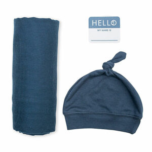 De Lulujo Hello World Swaddle & Hat Blue set zorgt ervoor dat je pasgeborene er niet alleen warmpjes bij ligt maar ook nog eens camera ready is! Deze Lulujo set bestaat uit een swaddle & een knoopmutjes. Beide zijn effen blauw van kleur. De swaddle heeft het formaat van 120 x 120 cm en is gemaakt van een hoge kwaliteit katoen& viscose bamboo. Het knoopmutsje is geschikt voor de leeftijd van 0 - 3 maanden.