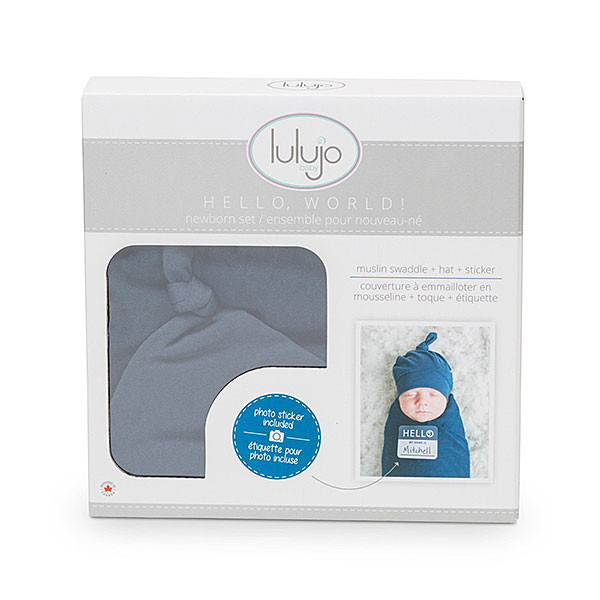 De Lulujo Hello World Swaddle & Hat Blue set zorgt ervoor dat je pasgeborene er niet alleen warmpjes bij ligt maar ook nog eens camera ready is! Deze Lulujo set bestaat uit een swaddle & een knoopmutjes. Beide zijn effen blauw van kleur. De swaddle heeft het formaat van 120 x 120 cm en is gemaakt van een hoge kwaliteit katoen& viscose bamboo. Het knoopmutsje is geschikt voor de leeftijd van 0 - 3 maanden.