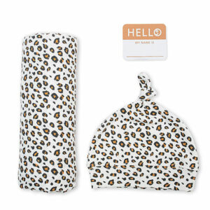 De Lulujo Hello World Swaddle & Hat Leopard set zorgt ervoor dat je pasgeborene er niet alleen warmpjes bij ligt maar ook nog eens camera ready is! Deze Lulujo set bestaat uit een swaddle met het formaat van 120 x 120 cm en is gemaakt van een hoge kwaliteit katoen& viscose bamboo. Deze swaddle heeft een leuke luipaardenprint op een witte ondergrond. Tevens wordt er een bijpassende knoopmutsje geleverd met dezelfde print.