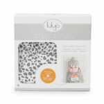 De Lulujo Hello World Swaddle & Hat Leopard set zorgt ervoor dat je pasgeborene er niet alleen warmpjes bij ligt maar ook nog eens camera ready is! Deze Lulujo set bestaat uit een swaddle met het formaat van 120 x 120 cm en is gemaakt van een hoge kwaliteit katoen& viscose bamboo. Deze swaddle heeft een leuke luipaardenprint op een witte ondergrond. Tevens wordt er een bijpassende knoopmutsje geleverd met dezelfde print.