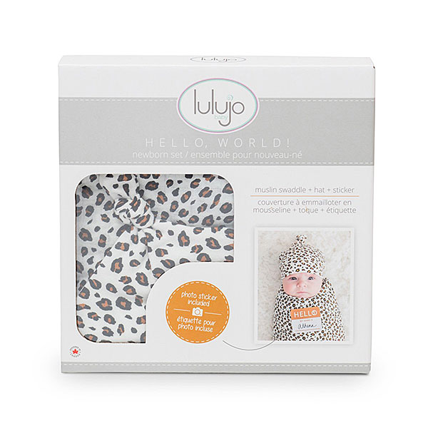 De Lulujo Hello World Swaddle & Hat Leopard set zorgt ervoor dat je pasgeborene er niet alleen warmpjes bij ligt maar ook nog eens camera ready is! Deze Lulujo set bestaat uit een swaddle met het formaat van 120 x 120 cm en is gemaakt van een hoge kwaliteit katoen& viscose bamboo. Deze swaddle heeft een leuke luipaardenprint op een witte ondergrond. Tevens wordt er een bijpassende knoopmutsje geleverd met dezelfde print.